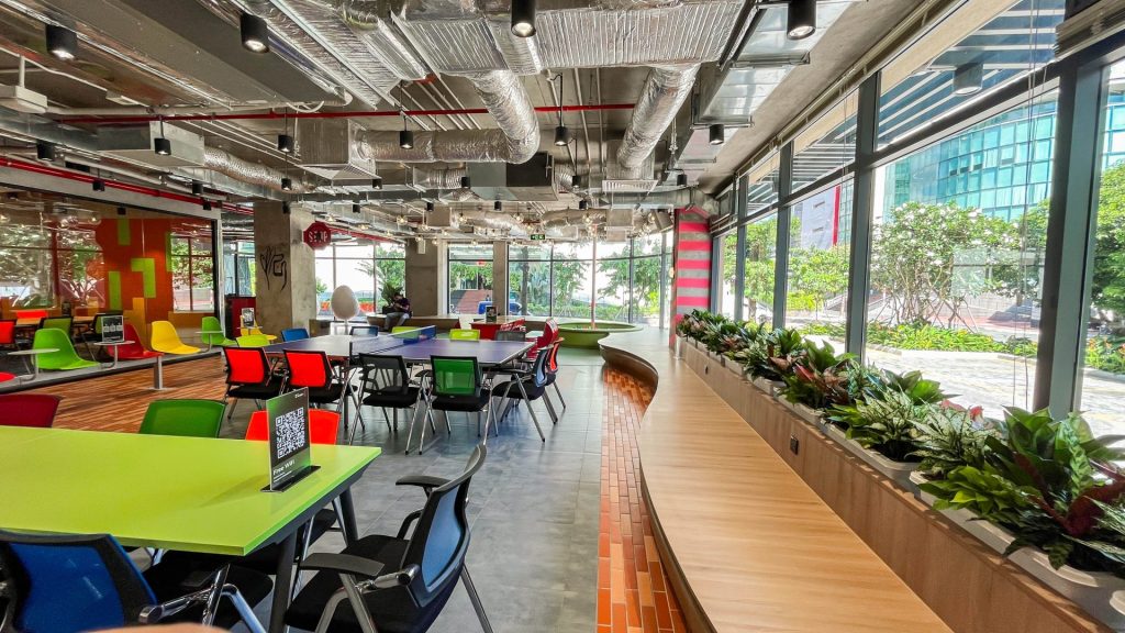 Coworking space with plants, natural light, and good ventilation. 