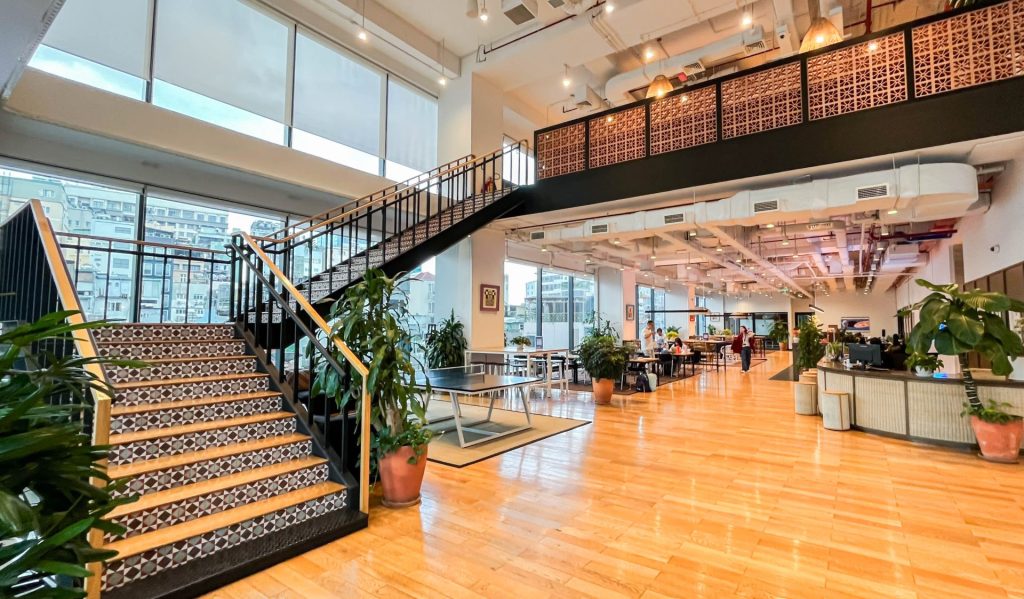The impressive and professionally designed lobby of a premium coworking space. 