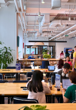 Hot Desk vs Dedicated Desk: How to Choose the Right One for Your Work